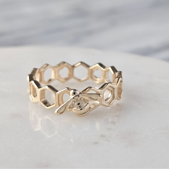 {Sweet} Gold Honey Bee and Honeycomb Ring by Charmed Aroma in Size 6 🐝 - Picture 3 of 3